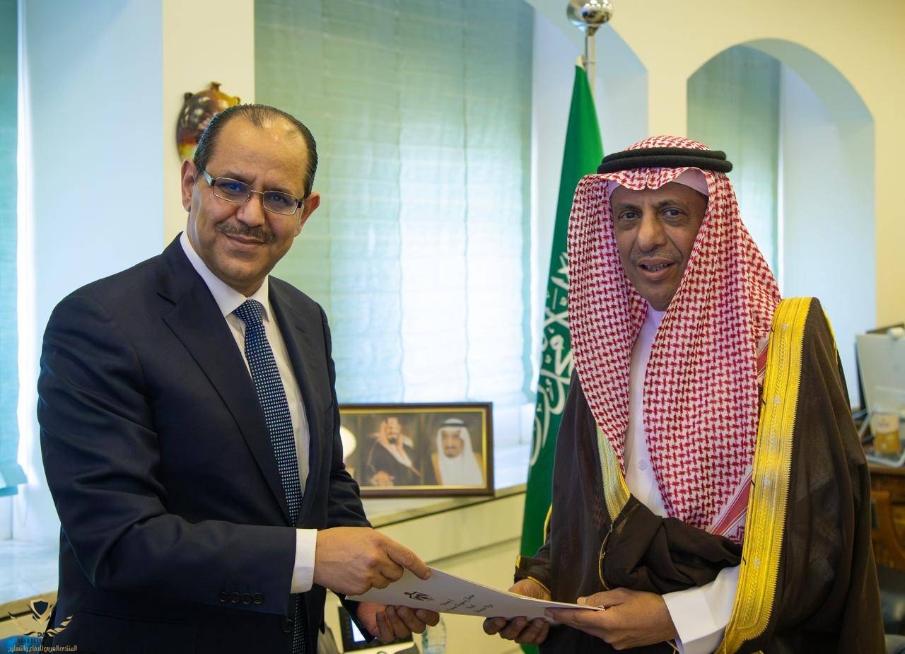 وكيل وزارة الخارجية السعودية يتسلم الرسالة من السفير الأردني الدكتور هيثم أبو الفول.jpeg