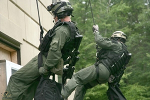 FBI_Hostage_Rescue_Team_Agents_beim_Abseilen.jpg