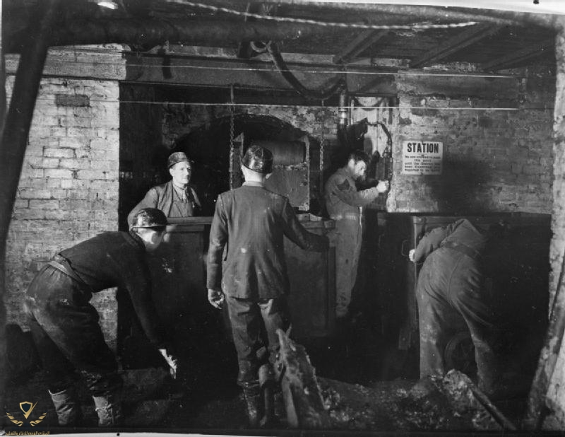 Bevin_Boy-_Mining_Training_at_Ollerton,_Nottinghamshire,_February_1945_D23736.jpg