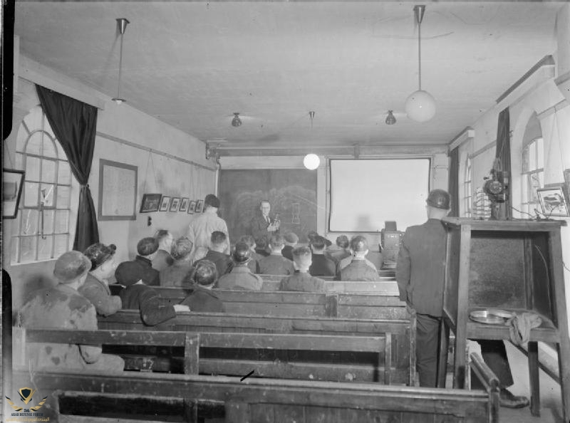 Bevin_Boy-_Mining_Training_at_Ollerton,_Nottinghamshire,_February_1945_D23732.jpg