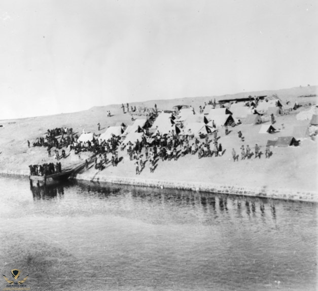 Indian_Army_camp_on_the_banks_of_the_Suez_Canal,_January_1915.jpg