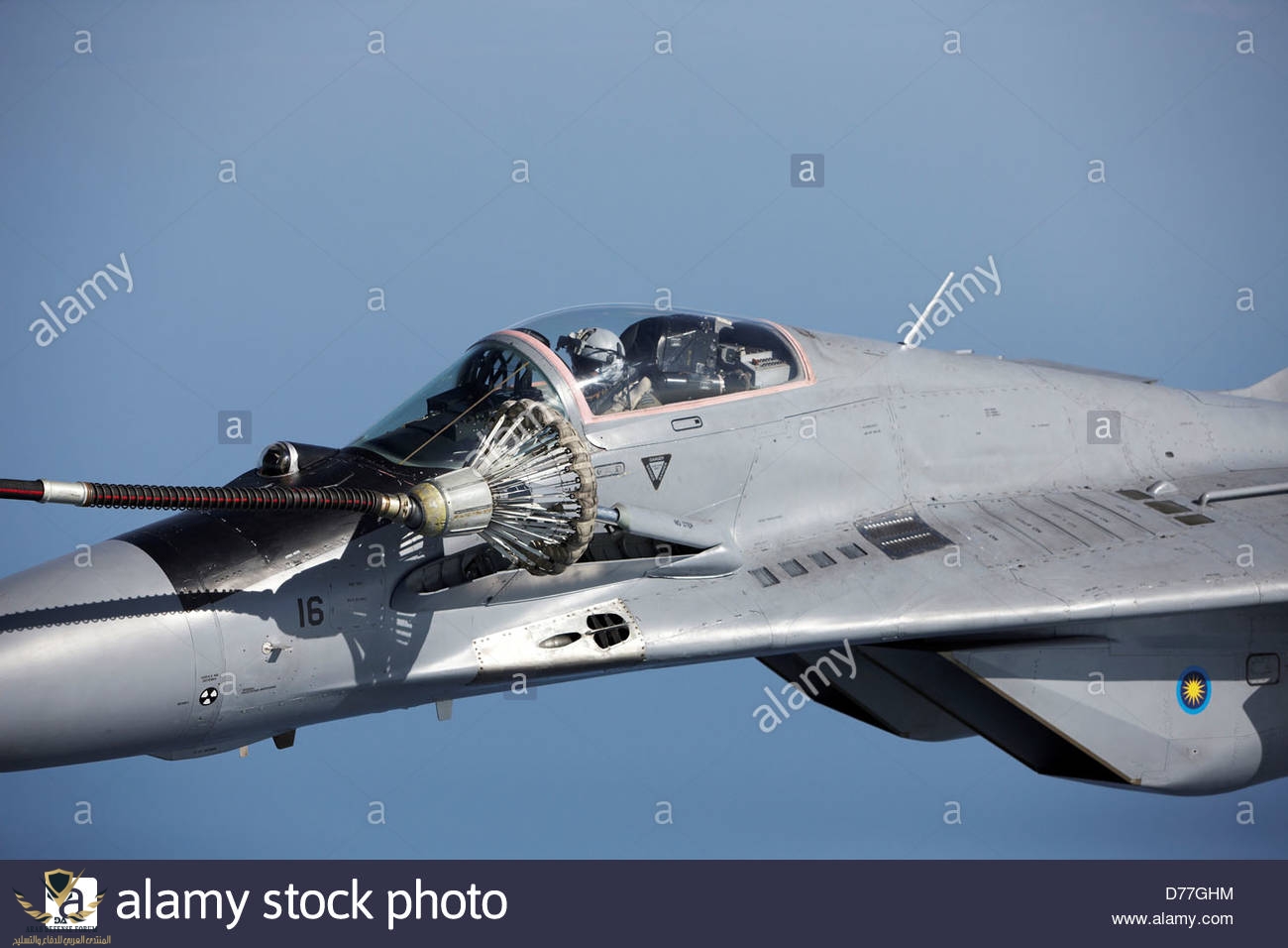 mig-29-refueling-in-flight-detail-cockpit-D77GHM-1.jpg