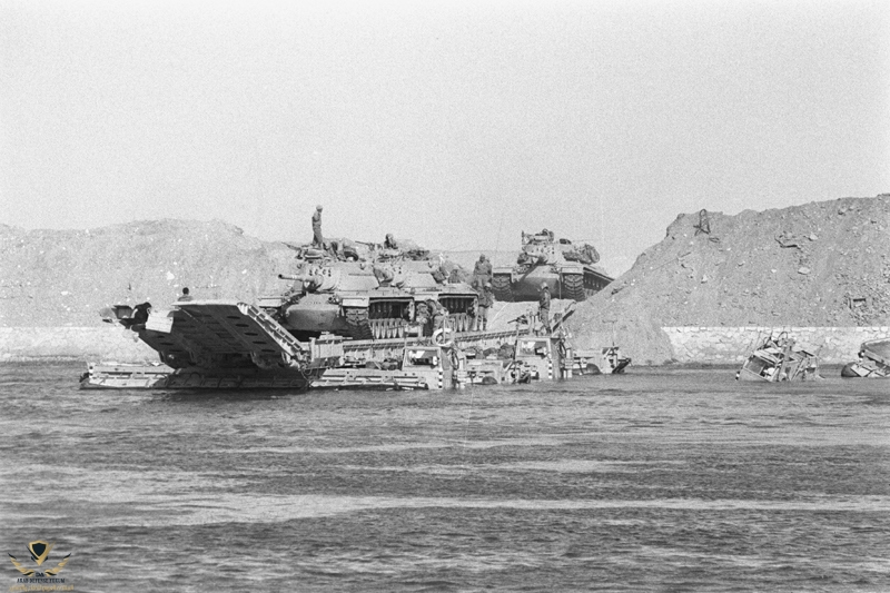 Tanks_fording_the_Suez_Canal,_Yum_Kippur_War.jpg