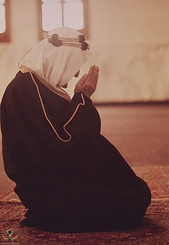 Prince_Faisal_Making_Dua'a_at_a_Mosque.jpg