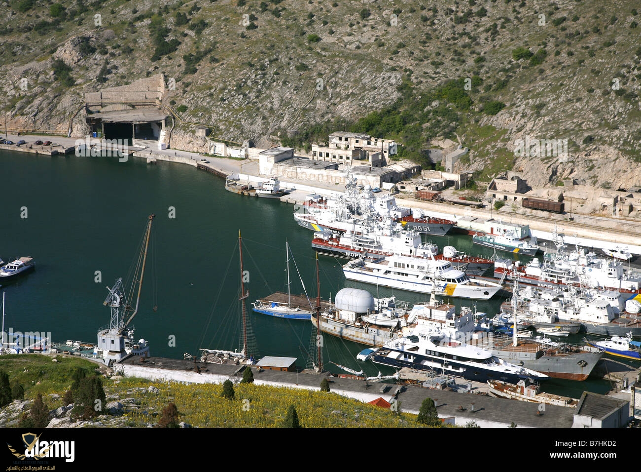 boats-in-harbour-balaklava-ukraine-balaklava-crimea-ukraine-01-may-B7HKD2.jpg