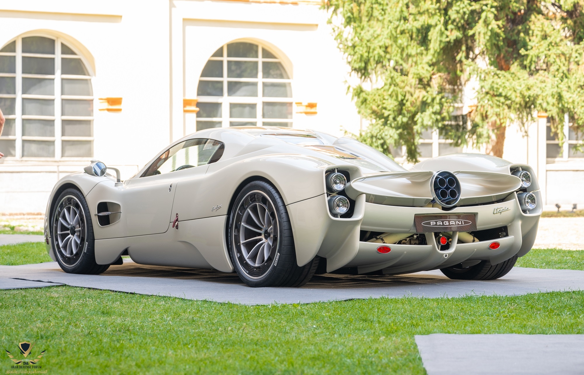 Pagani-Utopia-C10-EQ-12.jpg