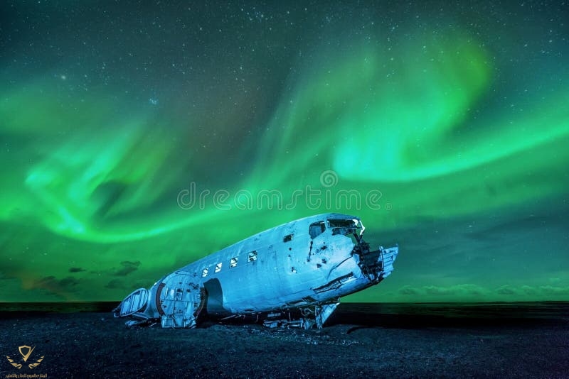 northern-lights-over-plane-wreck-iceland-contains-noise-51319084 (1).jpg