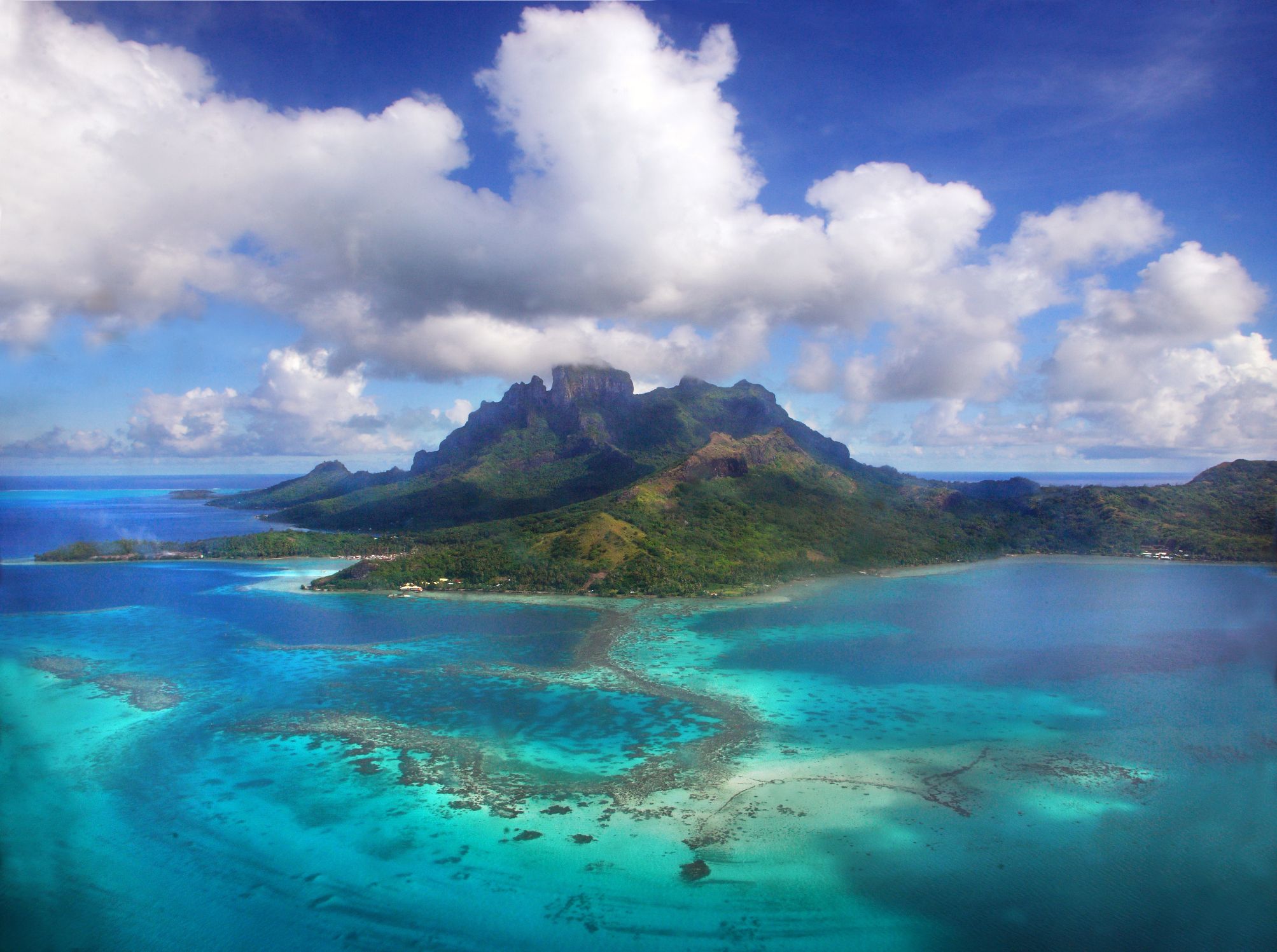 Bora_Bora_main-2015_27GuCol.jpg