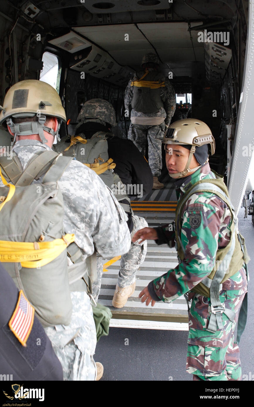 indonesian-army-jumpmaster-staff-sgt-thofik-hidayad-boards-us-army-HEP0YJ.jpg