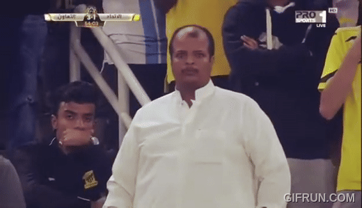 مشجع_اتحادي_يظحك_المذيع (1).gif