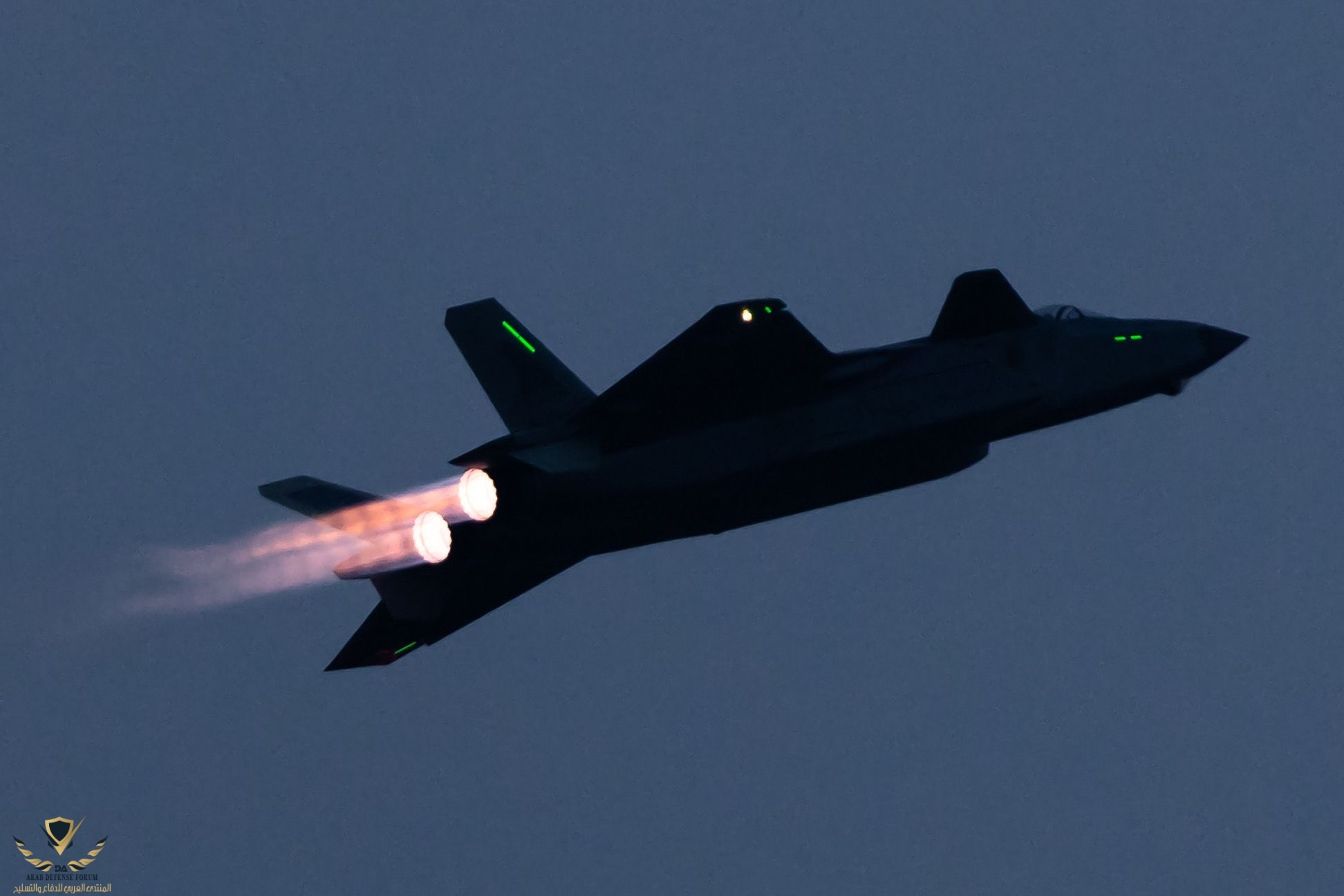 J-20 in full reheat at night - 齐天的孙猴子.jpg