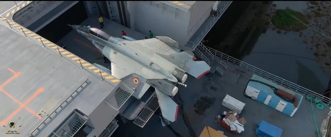 mig-29k-coming-up-on-ins-vikrant-deck-lift-v0-3b9ov23sfe4c1.jpg