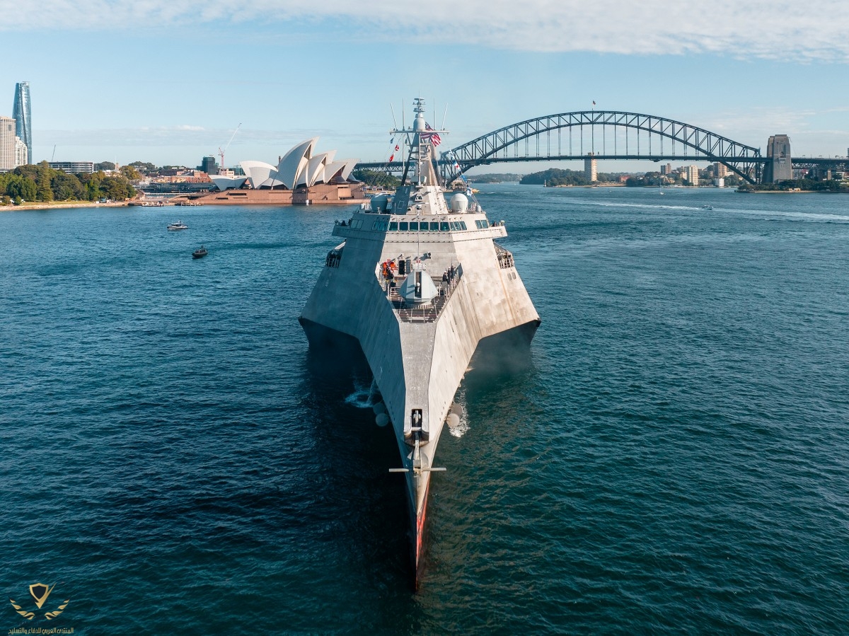 USS Canberra has arrived in Sydney.jpg