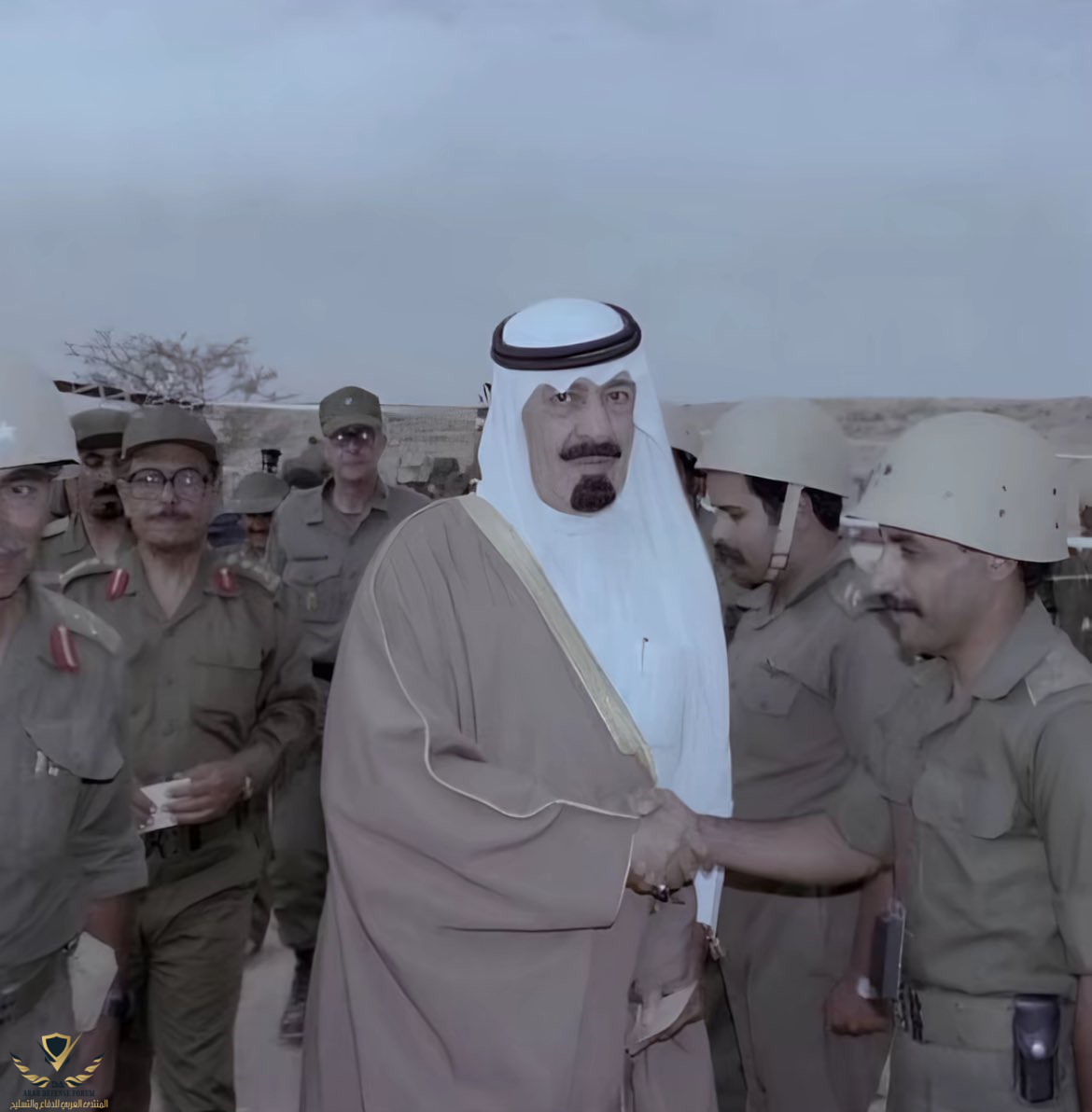 صورة أرشيفية للملك عبدالله عام ١٩٨١ يحضر مناورة عسكرية.png