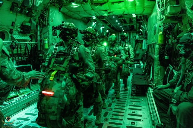 u-s-recon-marines-with-2d-reconnaissance-battalion-before-a-v0-ad424hvd5bef1.jpeg