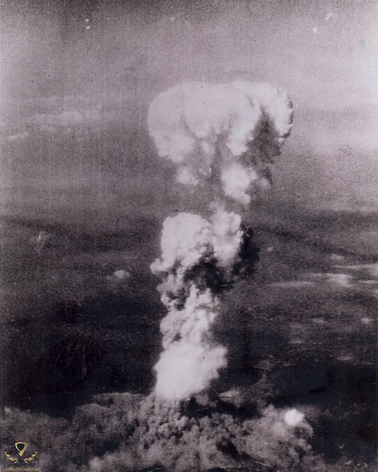Atomic_cloud_over_Hiroshima.jpg