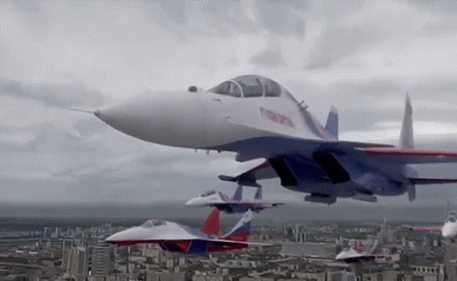 russia-aerial-parade-planes_1.gif