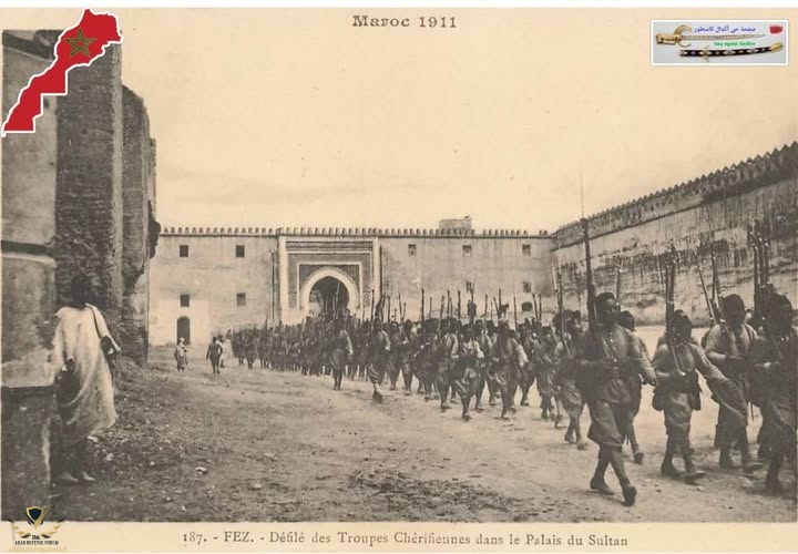  عسكري ( القوات الشريفة) داخل أسوار القصر السلطاني في عهد السلطان مولاي حفيظ مدينة فاس سنة 191...jpg