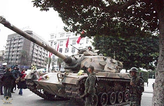 Tunisie_Des_milliers_de_personnes_manifestent_contre_le_gouvernement_provisoire_(5384194155).jpg