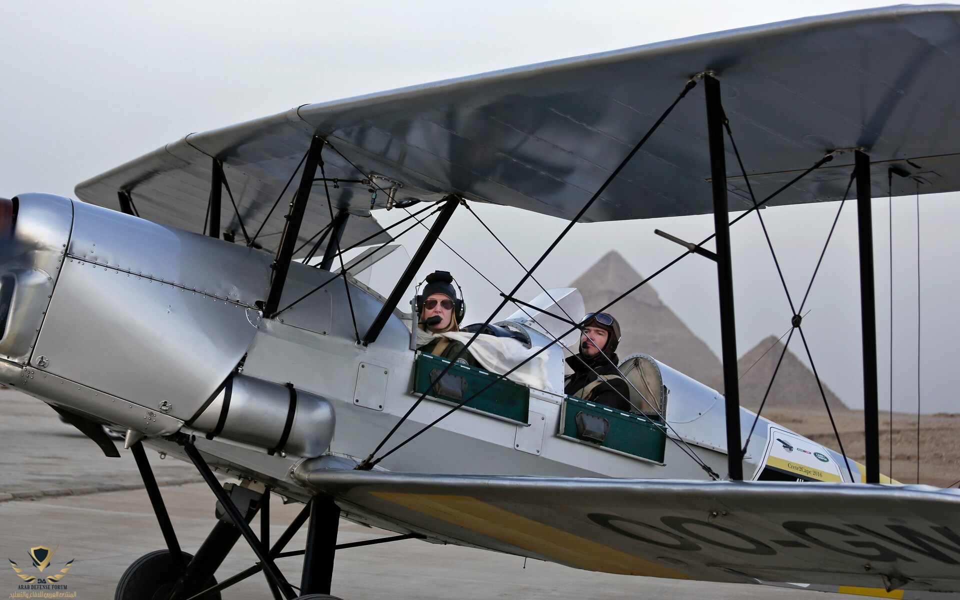 113605199_Belgian_pilot_Alexandra_Maingard_left_and_her_husband_Belgian_commercial_pilot_Cedri...jpg