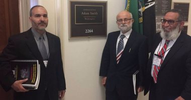 14148-القيادى-الإخوانى-يرتدى-علم-أمريكا (1).jpg