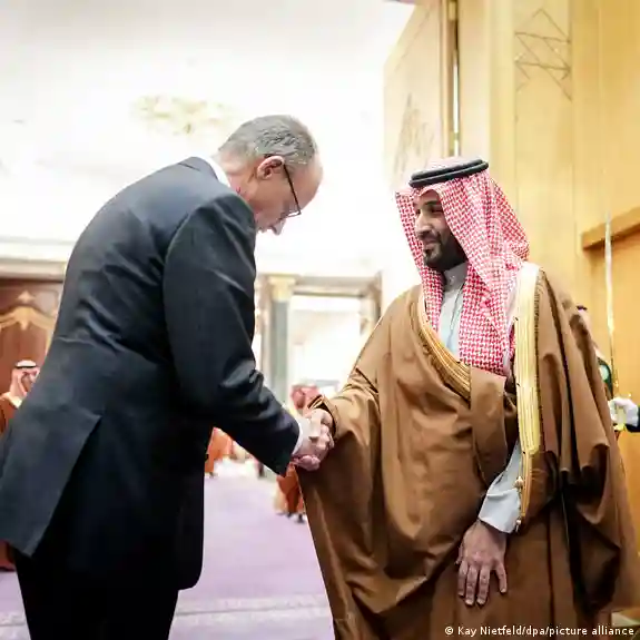 ولي العهد السعودي محمد بن سلمان يستقبل المستشار الألماني فريدريش ميرتس في الرياض بتاريخ الرابع من شباط/فبراير 2026