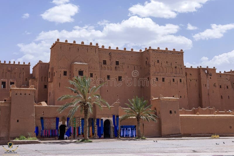 kasbah-taourirt-à-ouarzazate-maroc-face-la-ancien-palais-forteresse-construit-en-boue-dans-le-...jpg