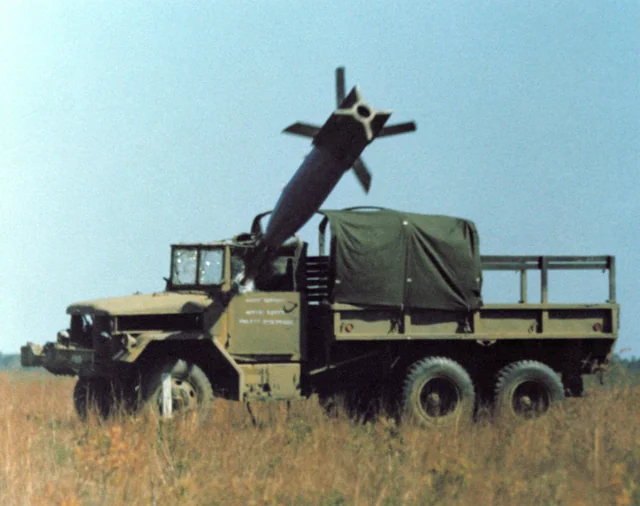 an-inert-2-000-pound-laser-guided-bomb-strikes-its-target-v0-6ztjPz-DYovK75eYzqxtnesz_n_EbK5D...webp