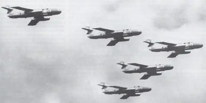 Yak-25-Pasada-PArada-Dia-de-MAyo-1955_01.webp