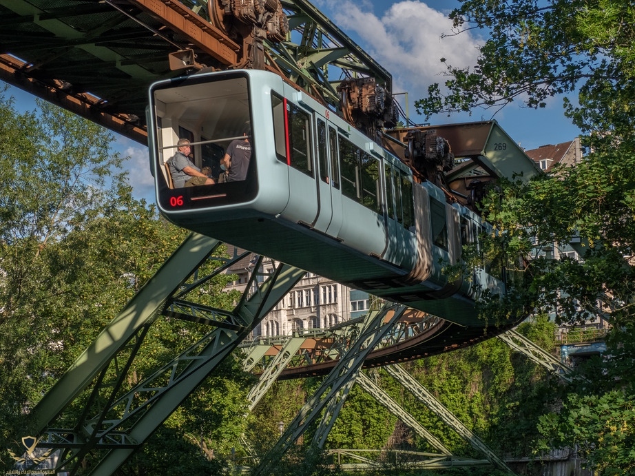 Wuppertaler_Schwebebahn,_15._Generation,_Wagen_6,_auf_Höhe_Wolkenburg (1).jpg