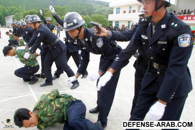 478457-policiers-pratiquent-collegues-execution-prisonniers.jpg