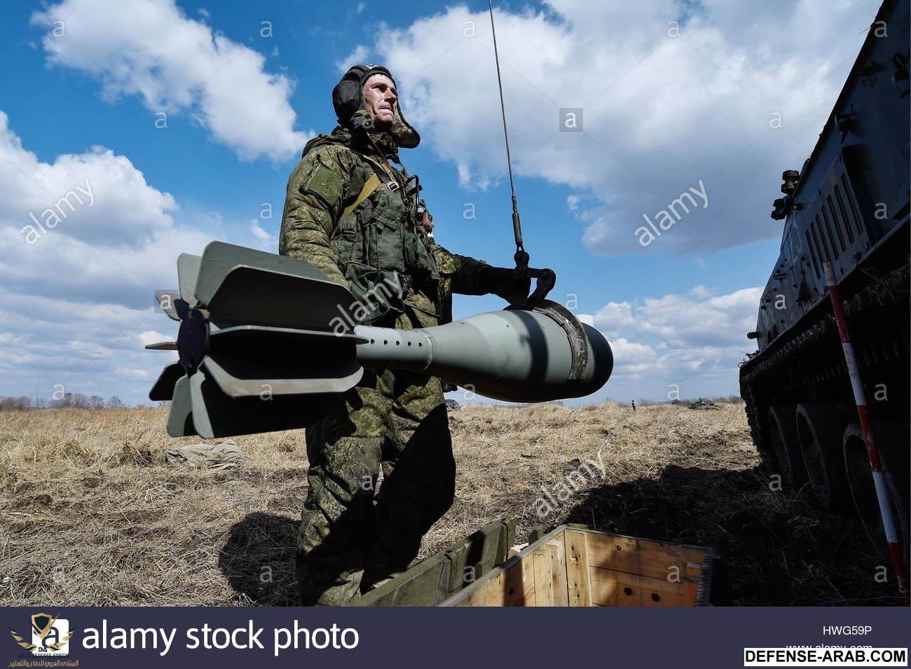 primorye-territory-russia-21st-mar-2017-a-serviceman-loading-a-2s4-HWG59P.jpg