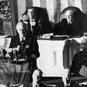 8 ديسمبر 1941 - فرانكلين روزفلت يلقي خطاب "يوم العار"  معلنًا الحرب على اليابان