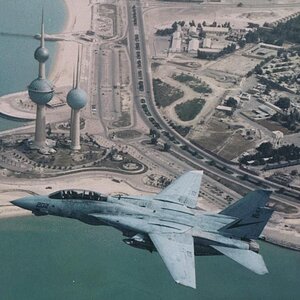 مقاتلة F-14 تابعة للبحرية الامريكية تحلق فوق الاراضي الكويتية عام 1991م