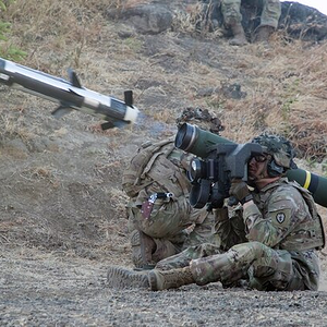 جندي أمريكي يطلق صاروخ جافلين