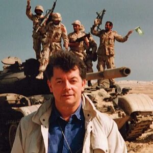 صحفي أمريكي يقف امام جنود سعوديين بعد تدمير دبابة T-55 العراقية