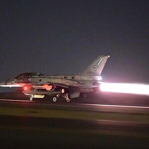 طائرة F-16 B50/52 الأماراتية من قاعدة الملك فهد الجوية في طايف