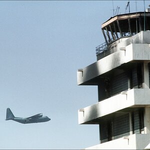 طائرة C-130 تقلع من مطار الكويت الدولي عام 1991م بعد طرد الغزاة