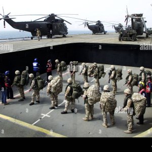 royal-marines-from-the-40-commando-stand-aboard-hms-ocean-in-the-persian-G68K5J.jpg