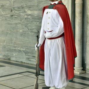 garde-royale-soldier-chez-mausoleum-du-roi-maroc-130130073.jpg