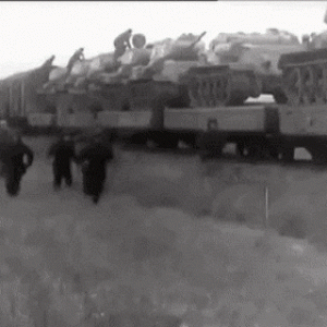 this_is_the_way_soviet_t34_tanks_were_unloaded_from_a_train_01.gif