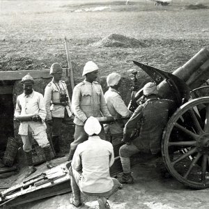 1200px-Turkish_howitzer_10.5cm_leFH_98_09_LOC_00121.jpg