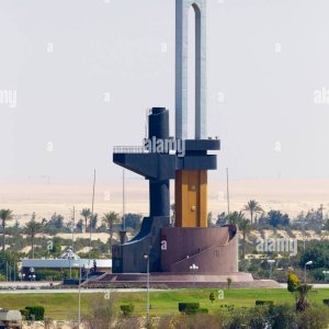 ak-47-la-museruola-e-il-monumento-a-baionetta-vicino-a-ismailia-canale-di-suez-egitto-e1fdde.jpg