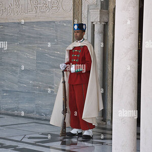 garde-de-ceremonie-de-l-armee-marocaine-a-l-entree-du-mausolee-du-roi-mohammed-v-dans-la-capit...jpg