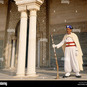 rabat-maroc-en-garde-garde-uniforme-traditionnel-de-mausolee-mohamed-v-a2ty49.jpg