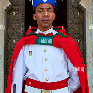 maroc-rabat-garde-royale-au-mausolee-mohamed-v-cna8t1.jpg