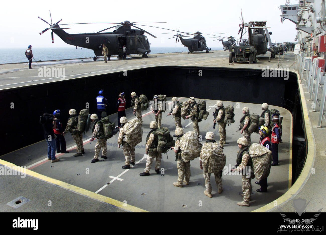 royal-marines-from-the-40-commando-stand-aboard-hms-ocean-in-the-persian-G68K5J.jpg