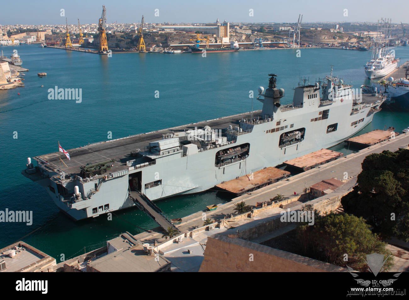 the-royal-navy-amphibious-assault-ship-hms-ocean-in-maltas-grand-harbour-C683J4.jpg