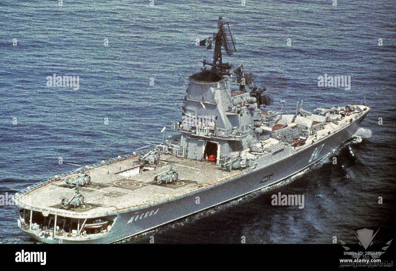 1982-a-starboard-quarter-view-of-the-soviet-helicopter-cruiser-moskva-underway-2BEX4FJ.jpg