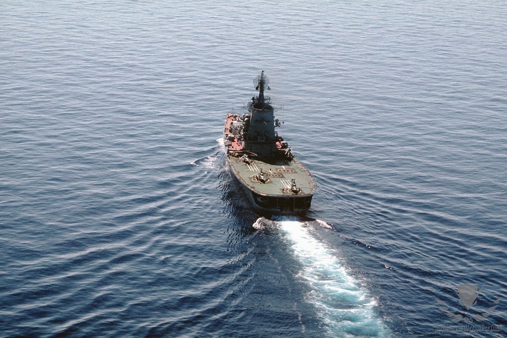 a-stern-view-of-the-soviet-moskva-class-helicopter-cruiser-leningrad-underway-091653-1024.jpg